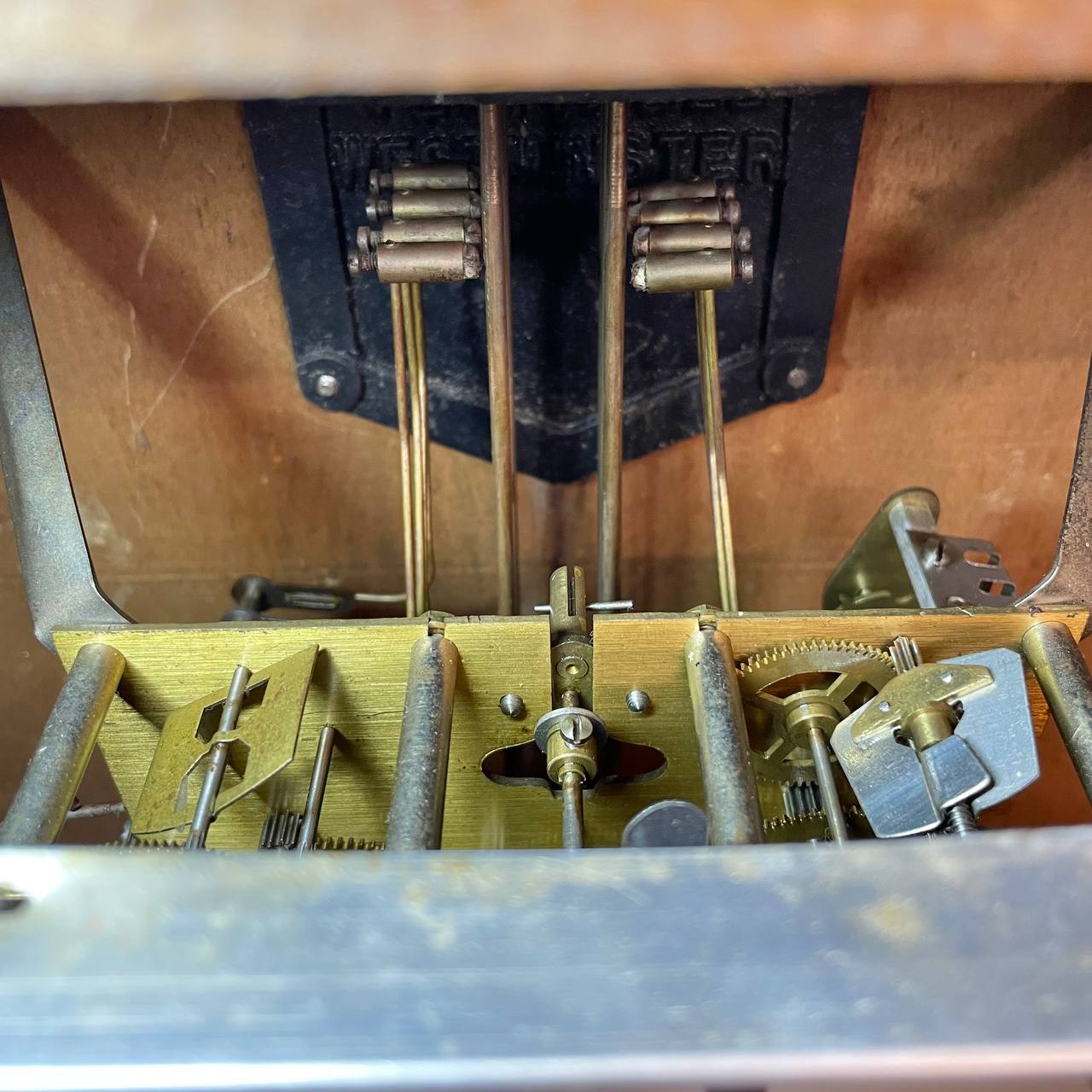 Bộ máy vách đồng của đồng hồ cổ Girod hoạt động chuẩn xác với từng chi tiết bên trong Nguyên Bản kết hợp cùng với bộ gông 8 thanh gông đồng chơi lên tiếng chuông bản nhạc Westminter 15 phút điểm nhạc 1 lần với tiếng chuông ngân nga và trầm ấm.