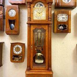 Đồng hồ tạ cây Howard Miller thùng sồi dáng mái sò 12/12 chơi 3 bản nhạc