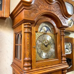 Đồng hồ tạ cây Howard Miller thùng sồi dáng mái sò 12/12 chơi 3 bản nhạc