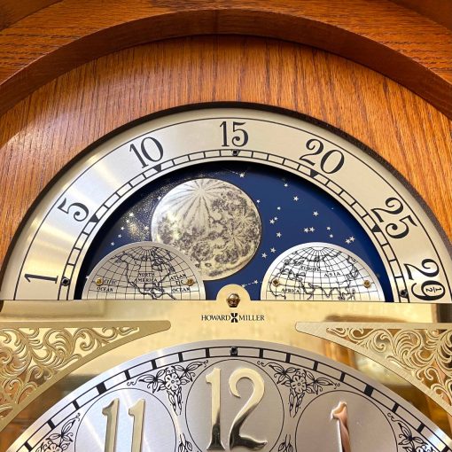 Đồng hồ tạ cây Howard Miller thùng sồi dáng mái sò 12/12 chơi 3 bản nhạc