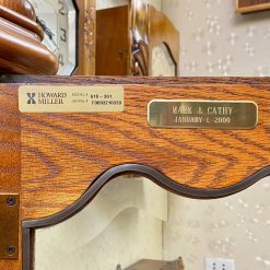 Đồng hồ tạ cây Howard Miller thùng sồi dáng mái sò 12/12 chơi 3 bản nhạc