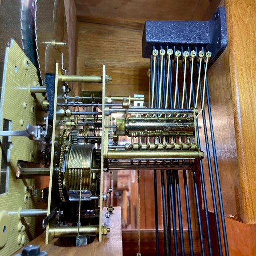 Đồng hồ tạ cây Howard Miller thùng sồi dáng mái sò 12/12 chơi 3 bản nhạc