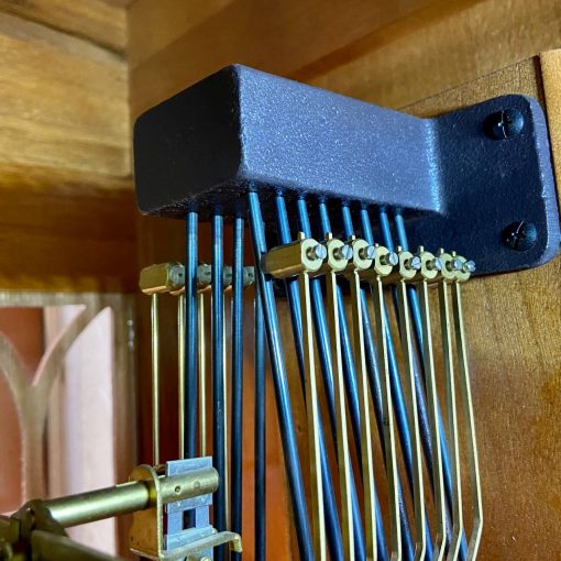 Đồng hồ tạ cây Howard Miller thùng sồi dáng mái sò 12/12 chơi 3 bản nhạc