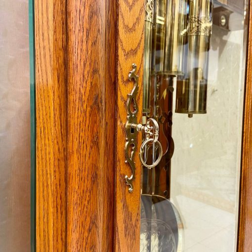 Đồng hồ tạ cây Howard Miller thùng sồi dáng mái sò 12/12 chơi 3 bản nhạc
