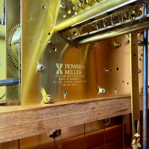 Đồng hồ tạ cây Howard Miller thùng sồi dáng mái sò 12/12 chơi 3 bản nhạc