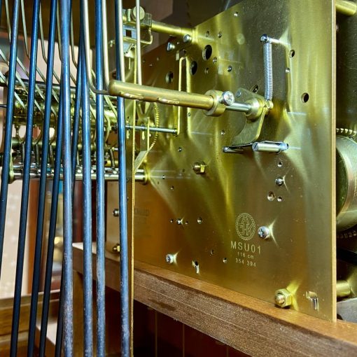 Đồng hồ tạ cây Howard Miller thùng sồi dáng mái sò 12/12 chơi 3 bản nhạc