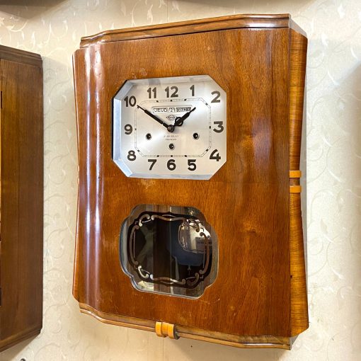 Đồng hồ Girod thùng nu mặt số hiển thị cả bộ lịch ngày tháng.