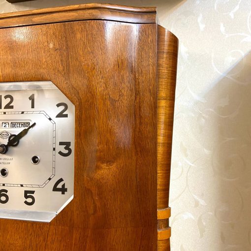 Đồng hồ Girod thùng nu mặt số hiển thị cả bộ lịch ngày tháng.