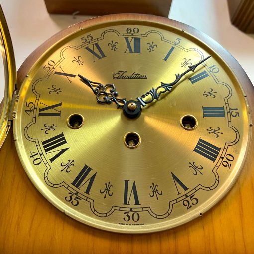 Đồng hồ để bàn vai bò Đức số La Mã mặt nền vàng cực đẹp