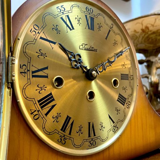 Đồng hồ để bàn vai bò Đức số La Mã mặt nền vàng cực đẹp