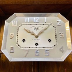 Đồng hồ jura thùng bè khủng thiết kế đẹp cùng mặt số nổi mạ crom sáng.
