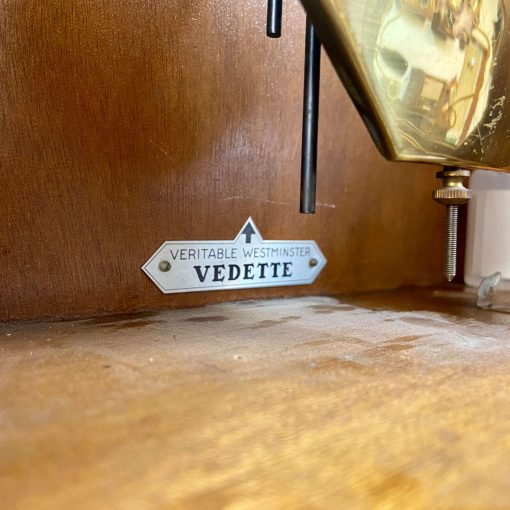 Đồng hồ Vedette thùng bè vân gỗ đẹp mặt số nổi vàng