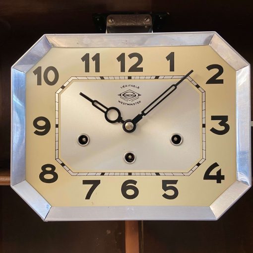 Đồng hồ Girod thùng bè nổi bật vân gỗ kèm các chi tiết chạm trổ ấn tượng