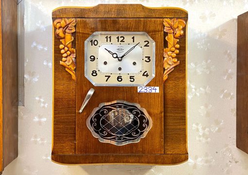 Đồng hồ Girod thùng bè nổi bật vân gỗ kèm các chi tiết chạm trổ ấn tượng