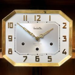 Đồng hồ vedette nổi bật với số nổi vàng kính cong mo từ pháp