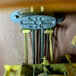 Đồng hồ Junghans cổ thùng dài vân nu họa tiết đồng đẹp nhập Đức