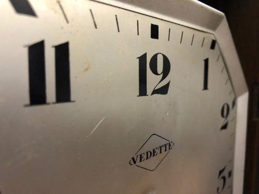 Đồng hồ Vedette 8 côn vỏ thùng dài mặt kính cong