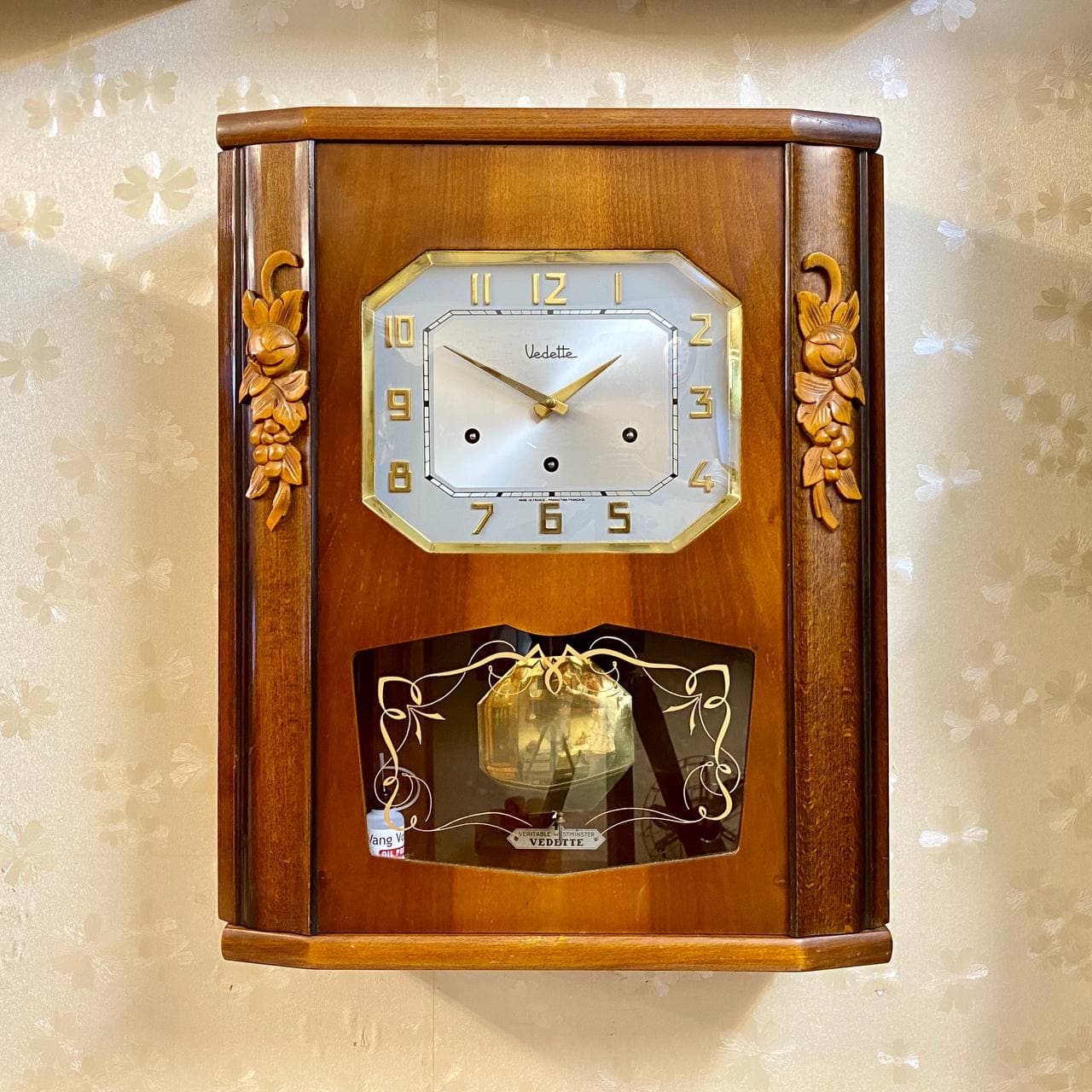 Đồng hồ Vedette thùng bè số nổi vàng sang trọng