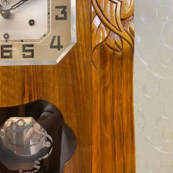 Đồng hồ cổ Odo 57/8 với bộ máy 3 vách hoa dâu đẹp nguyên bản cùng thiết kế thùng vân nu chạm chùm đào 
