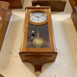 Đồng hồ cổ Vedette thùng dài vân sồi điểm hoạ tiết cùng với bộ máy vách dày bền bỉ chuẩn xác 