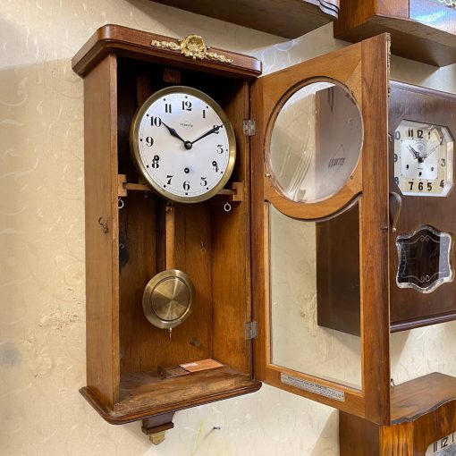 Đồng hồ cổ Vedette thùng dài vân sồi điểm hoạ tiết cùng với bộ máy vách dày bền bỉ chuẩn xác