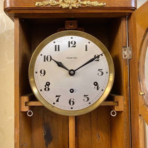 Đồng hồ cổ Vedette thùng dài vân sồi điểm hoạ tiết cùng với bộ máy vách dày bền bỉ chuẩn xác