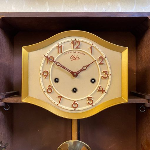 Đồng hồ cổ Odo 57/8/8 mặt số nổi trên nền vàng thiết kế thùng bè chạm chùm hoa cùng bộ máy đẹp