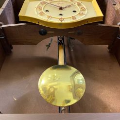Đồng hồ cổ Odo 57/8/8 mặt số nổi trên nền vàng thiết kế thùng bè chạm chùm hoa cùng bộ máy đẹp 