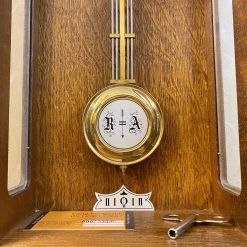 Đồng hồ FHS song tiện thùng sồi gông vòng nổi bật chi tiết chú ngựa mạnh mẽ