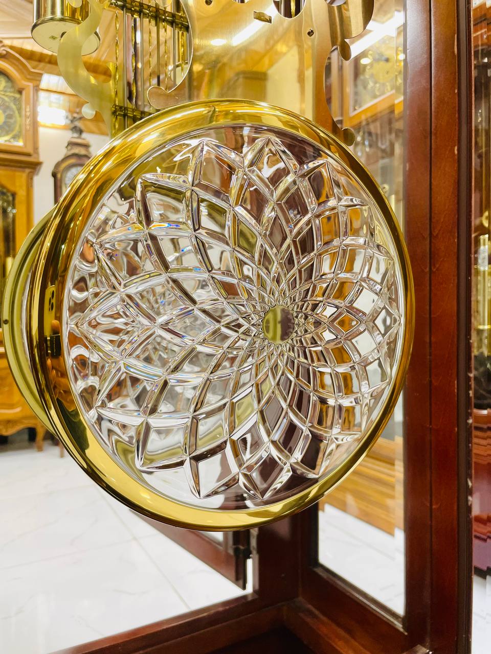 Đồng hồ tủ cây Ridgeway 12/12 mái sừng mặt lắc pha lê