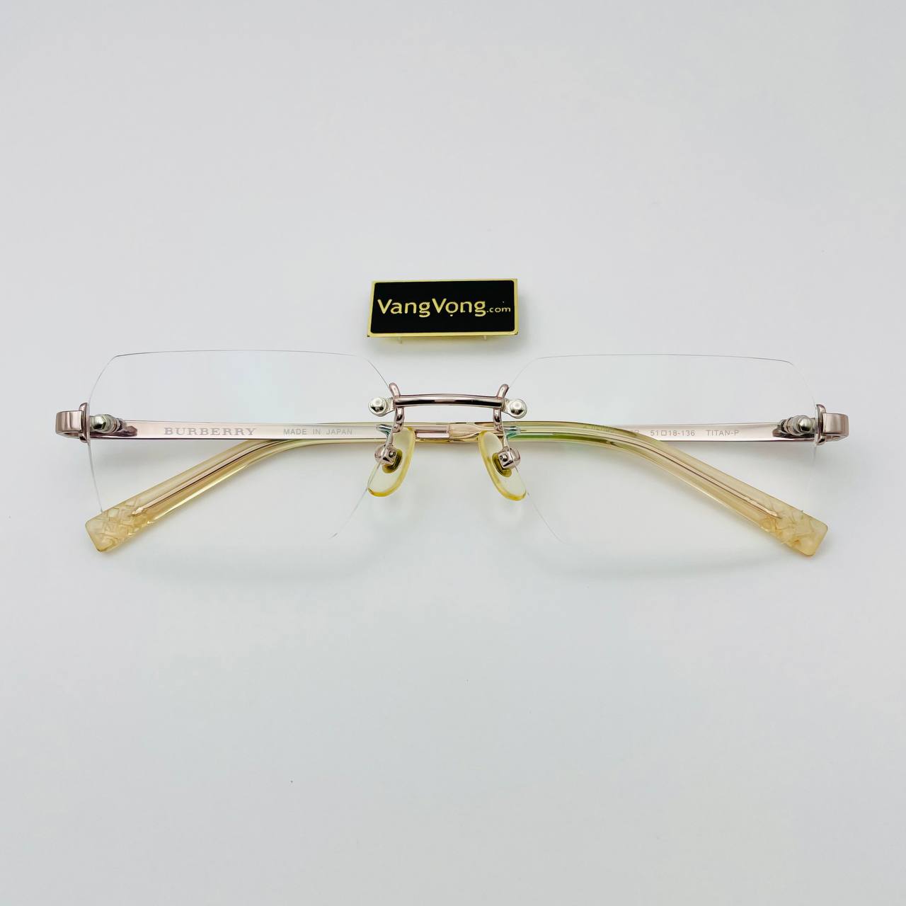 Gọng kính Burberrys màu hồng champagne tinh tế