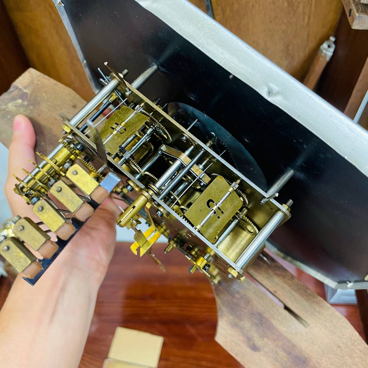 Đồng hồ cổ Vedette 5/5 thùng nu hoa hồng - Ảnh 11