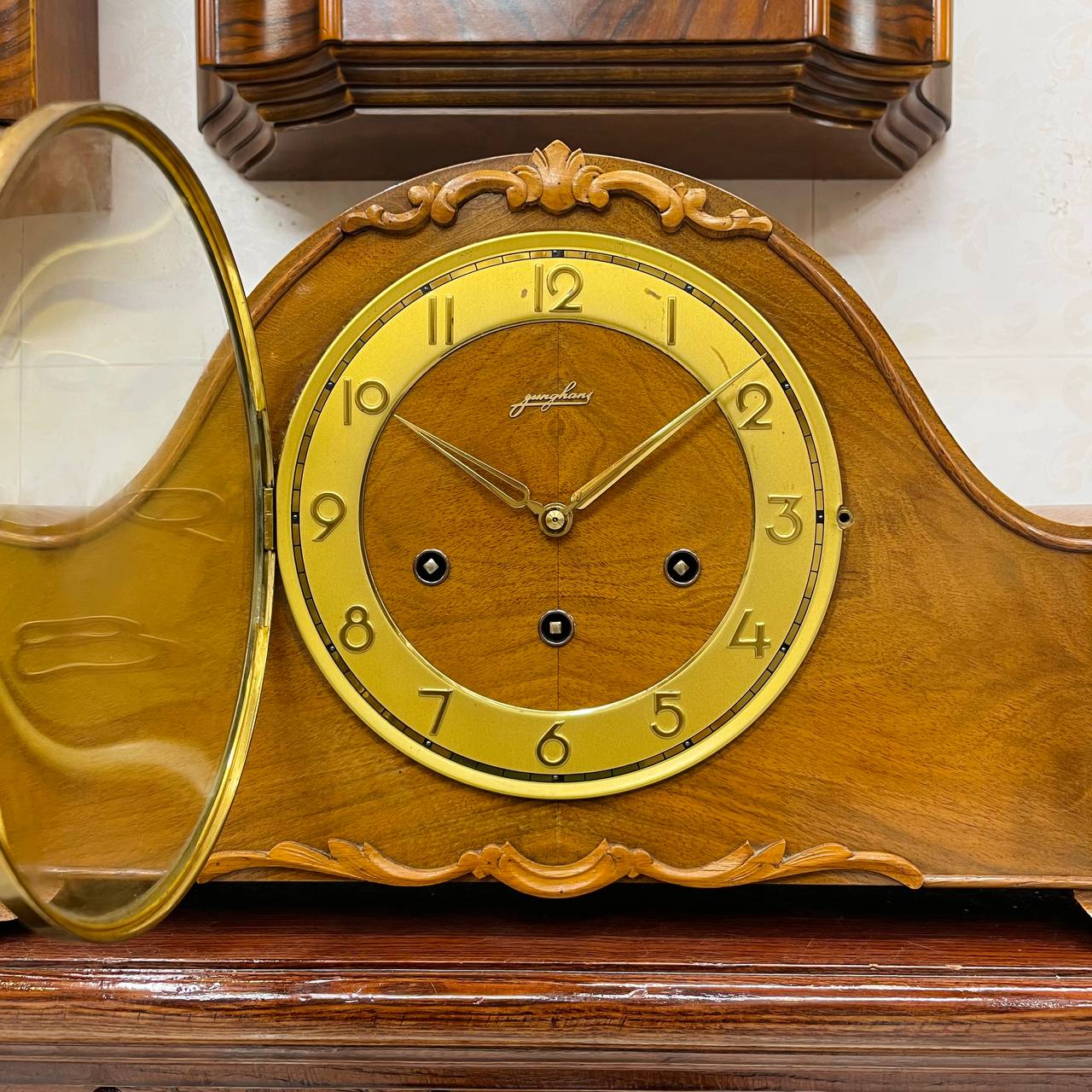 Vai bò Junghans 8/8 thùng số vàng nền vàng - Ảnh 4
